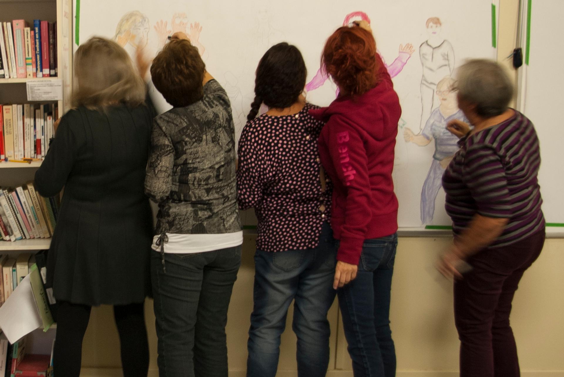 Atelier de dessin mené par Marianne Pon-Layus au Centre-Femmes La Jardilec