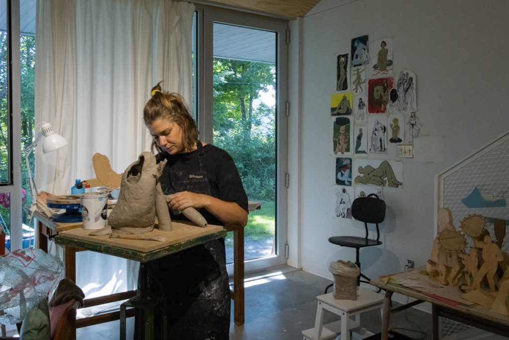 Élise Provencher, Travail en atelier, 2022. Crédit photo: ENE.