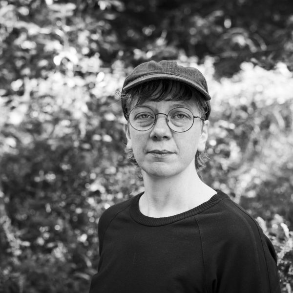 Portrait de Diane Morin. Femme aux cheveux court portant des lunettes et une casquette